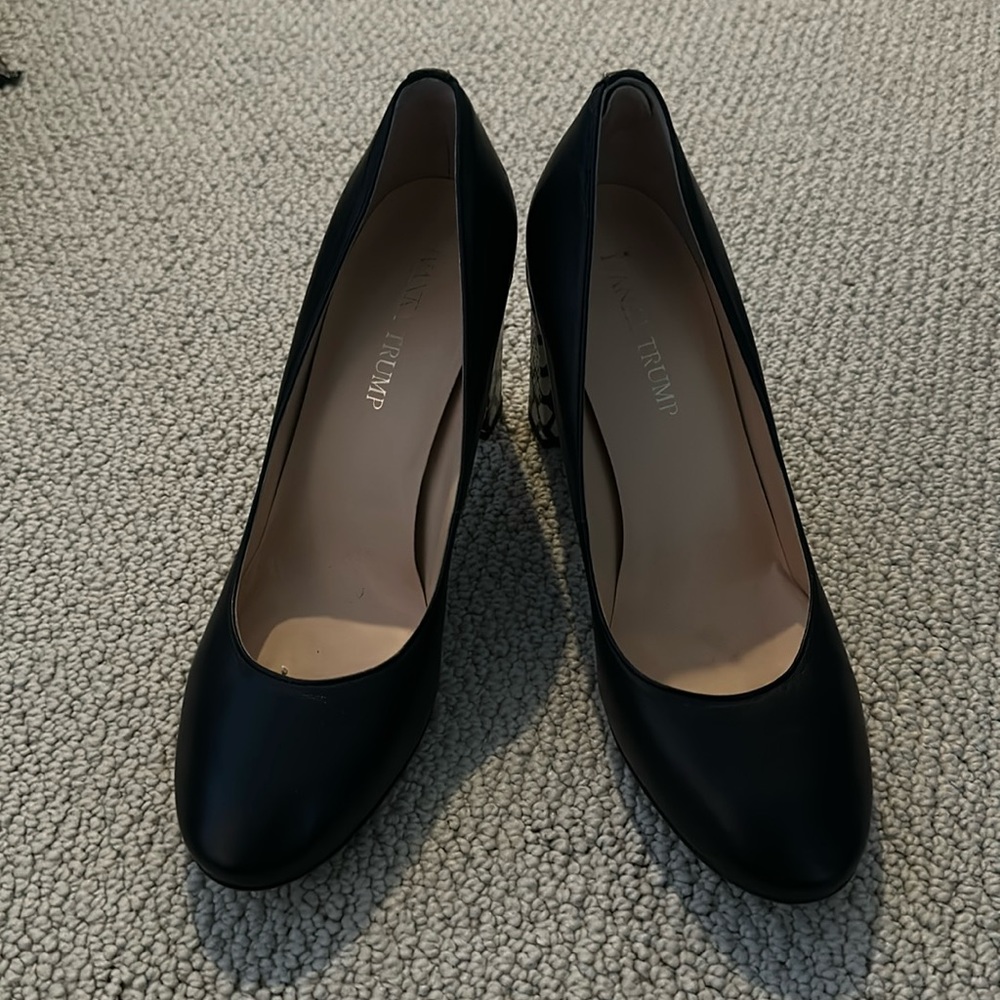 Ivanka Trump black pumps